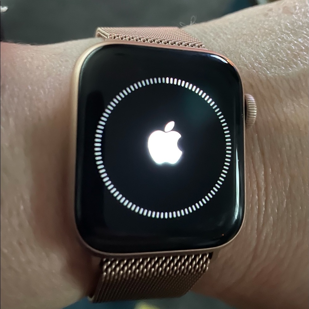 Apple Watch Series 4 GPS + Cellular